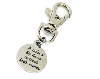 Dije para bolso de profesor/a, "Se necesita un gran corazón para enseñar a las mentes pequeñas", regalo para profesor/a, dije para bolso, etiqueta para bolso, agradecimiento al profesor/a, dije para profesor/a