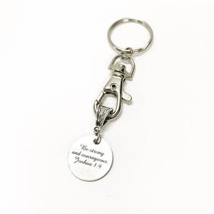 Sea fuerte y valiente Josué 1:9 Llavero de las Escrituras, Regalo del versículo bíblico para ella, Regalo de simpatía, Regalo de aliento, Regalo para ir a la universidad