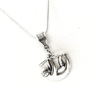 Colar de preguiça, pingente de preguiça, amuleto de preguiça, joias de preguiça, animal espírito de preguiça, presente de colecionador de preguiça para ela, presente de filha, presente de joias