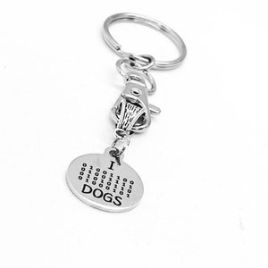Può includere: Portachiavi d'argento con un ciondolo rotondo che dice "I  DOGS" con un motivo ripetuto di 1 e 0.