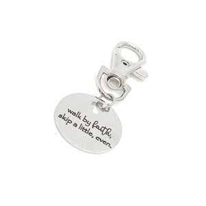 Geloofscadeau, Walk In Faith, Skip A Little Even Bag-bedel, christelijk cadeau, portemonnee-bedel, bijbeltas-bedel, bijbelstudiegroep cadeau, geloofsbedel