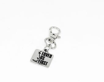 Él nos amó primero 1 Juan 4:19 Llavero cristiano grabado de acero inoxidable con dije de clip Regalo de fe Versículo bíblico Joyería religiosa