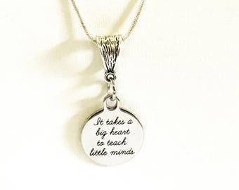 Collar "Se necesita un gran corazón para enseñar a las mentes pequeñas", regalo para la vuelta al cole, regalo para la nueva maestra, regalo de agradecimiento a la maestra