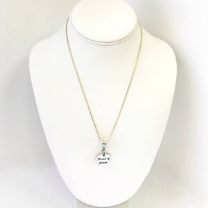 Puede incluir: Un collar de plata con un colgante en forma de coraz&oacute;n que dice "Maid of Honor".