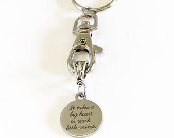 Llavero "Se necesita un gran corazón para enseñar a las mentes pequeñas", regalo para nuevos maestros, regalo para novias, regalo para maestros de regreso a clases, agradecimiento a los maestros