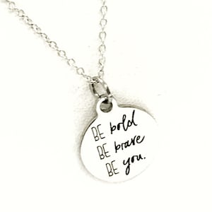Regalo motivador, Sea audaz, sea valiente, sea usted collar, regalo de hija, regalo de aliento, regalo para ella, collar de plata, cita de éxito
