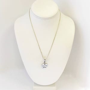 Puede incluir: Collar de plata con un colgante en forma de coraz&oacute;n que dice "Maid of Honor".
