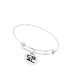 Può includere: Un braccialetto espandibile in argento con un ciondolo rotondo che dice "CS4L" in lettere nere.