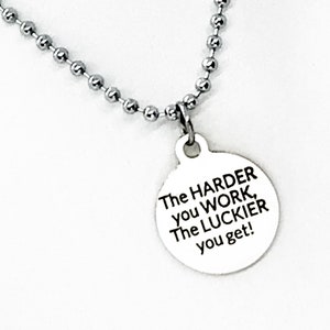 Regalo de motivación, cuanto más trabajas, más suerte tienes collar, cita de motivación, collar de motivación, regalo de aliento, collar de hombre