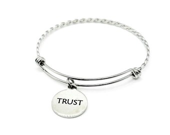 Trust-armband roestvrijstalen armband met 19 mm bedel, inspirerende woordsieraden verstelbare draadarmband Cadeau voor haar Aanmoedigingssieraden