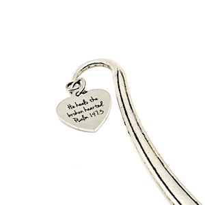 Er heilt das gebrochene Herz Charm Lesezeichen, Psalm 147 3, Beileid Geschenk, Verlust eines geliebten Menschen, Trauer Unterstützung Geschenk, Leser Geschenk, schwierige Zeiten