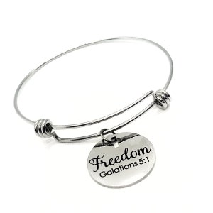 Bracelet chrétien, bracelet Freedom In Christ, bracelet Galatians 5 1, bracelet jonc à breloques, breloque liberté, cadeau chrétien, bracelet jonc empilable