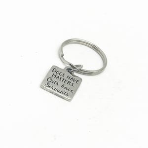 Honden hebben meesters, katten hebben bedienden bedel sleutelhanger, honden en katten, katteneigenaar, kattenliefhebber, vrouw cadeau, leuke cadeaus, vriend, dochter, echtgenoot