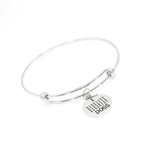 Op de afbeelding: Zilveren uitbreidbare armband met een bedel waarop in een rond schrift "Ik hou van honden" staat.