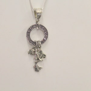 Ciondolo personalizzato cheerleader su catena d&#39;argento, iniziale cheerleader, gioielli della squadra cheerleader, regalo cheerleader, regalo fidanzata per lei