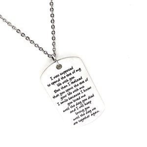 Puede incluir: Collar de plata con un colgante de placa de identificación que dice "Se suponía que iba a pasar el resto de mi vida contigo. Pero luego me di cuenta de que tú pasaste el resto de tu vida conmigo. Sonrío porque sé que me amaste hasta el día de tu muerte y yo seguiré amándote hasta el día en que volvamos a estar juntos."