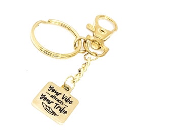 Regalos para amigas, llavero con el lema "Tu vibra atrae a tu tribu", regalos para mejores amigas, regalos para grupos de mamás, regalos para grupos de amigas, llavero con clip.