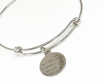 Ella está vestida de fuerza y dignidad. Pulsera expandible con dijes, pulsera apilable con versículos bíblicos, joyería con versículos bíblicos de Proverbios 31:25.
