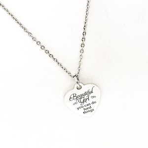 Puede incluir: Collar de plata con un colgante en forma de corazón que dice "Beautiful Girl you can do hard things".