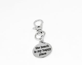 La spiaggia è il mio posto felice - Ciondolo a clip in acciaio inossidabile inciso - Regalo motivazionale per gli amanti della spiaggia - Accessorio da viaggio - Portachiavi - Targhetta