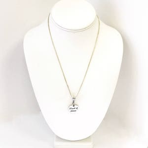 Puede incluir: Un collar de plata con un colgante en forma de coraz&oacute;n que dice "Maid of Honor".