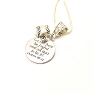 Honkbal laat het veld vreugdevol zijn en alles wat erin zit Hanger aan zilveren ketting, Psalmen 96 12 Bijbelvers Sieraden Cadeau voor haar