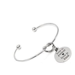 Liefdesgeschenk, liefde is geduldig, liefde is vriendelijk bedelarmband, 1 Cor 13 4, christelijke liefde, geloofsgeschenk, geschenk van de Schrift, schriftsieraden