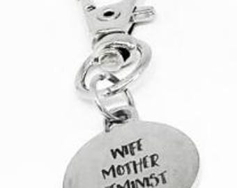 Frau Mutter Feminist Edelstahl graviert Clip Auf Charm Empowering Geschenk für Frauen Mütter Feministen Schlüsselbund Geldbörse oder Tasche Accessoire