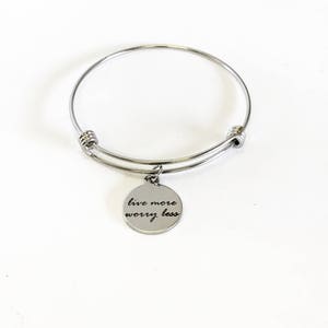 Vive más preocupación menos apilamiento pulsera de encanto de brazalete expandible, joyería de atención plena, joyería de meditación, pulsera apilable de aliento