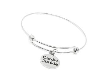 Pulsera rígida de acero inoxidable Cardio Junkie. Joyería ideal para entusiastas del fitness, regalo perfecto para corredores, amantes del gimnasio y el ejercicio. Accesorio deportivo.