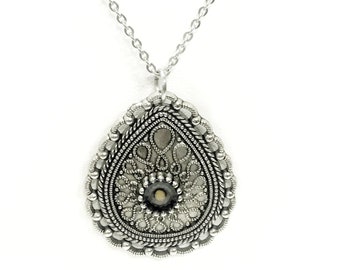 Halsband med senapfrön, smycken med senapfrön, hänge med senapfrön, utsmyckat halsband med droppformade senapfrön, halsband med tro och senapsfrön