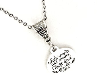 Regalo de las Escrituras, Cristo murió por nosotros siendo aún pecadores, collar de Romanos 5:8, regalo cristiano, joyería de las Escrituras, joyería con versículos bíblicos