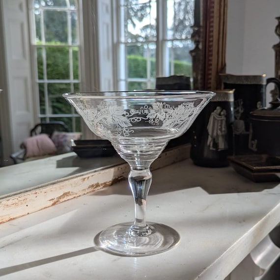 Eine hübsche Vintage französische Obstschale mit Fuß aus geätztem Glas C1900
