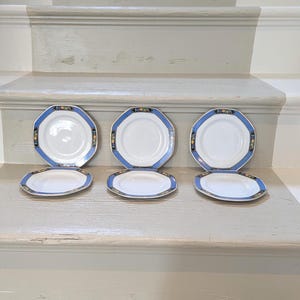 Op de afbeelding: Een set van drie keramische mokken met een gespikkelde, matte afwerking. Elke mok heeft een andere kleur: lichtblauw, crème en grijs. De mokken hebben een eenvoudig, modern ontwerp en een comfortabele handgreep.