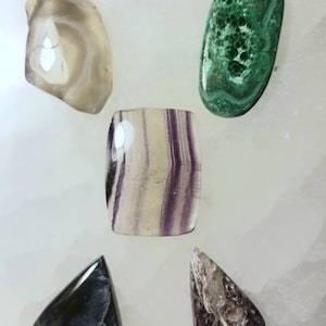 Blandade ädelstenscabochoner, parti med 5 cabochoner. Botswana agat, fluorit, lepidolit, blå tigeröja och malakit