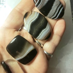 Blandade bandade agat- och fluoritcabochoner som väger 165 karat. Tre botswana agater och en fluoritcabochoner