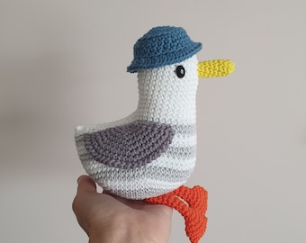 Gabbiano impertinente all'uncinetto con cappello a secchiello: Amigurumi (schema in PDF)