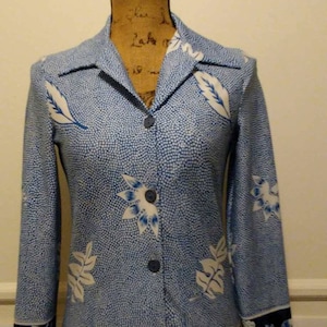 Vintage 1970er Jahre Langarm-Polyesterhemd mit blauen und weißen Blumen