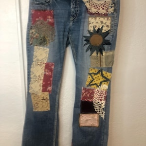 Jean recyclé CUSTOM - Exactement ce que vous voulez ! Patchs personnalisés, dentelle, surpiqûres. 2 semaines d'attente !