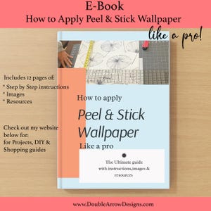 Könnte beinhalten: Ein E-Book-Cover mit dem Titel "How to Apply Peel & Stick Wallpaper Like a Pro!". Das Cover zeigt ein hellblaues und orangefarbenes Design mit Text und Bildern. Das Buch enthält Schritt-für-Schritt-Anleitungen, Bilder und Ressourcen.