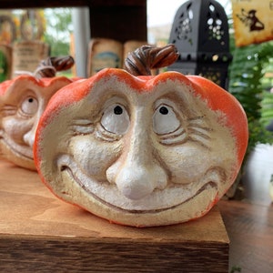 笑顔の幸せな顔をした樹脂製カボチャの置物 - 感謝祭やハロウィーンのホリデーホームデコレーション