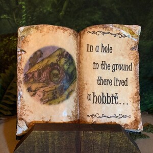 The Hobbit: handgemaakt verhalenboek van hars met verouderde pagina's op een rustieke bergingshouten basis