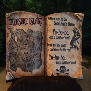 Schatzinsel Zitat - Handgemachtes Resin Display Storybook mit antiken Seiten und einer Schatzkarte auf einem rustikalen Bergungsholzsockel