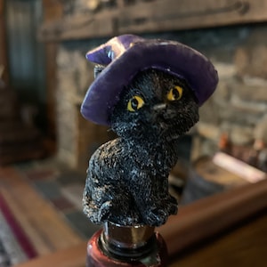 Gato negro con sombrero de bruja Winestopper: Tapón de botella de vino y licor de resina hecho a mano