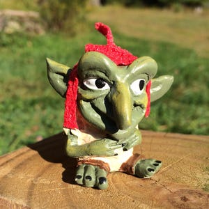 Troll ou gobelin des jardins féerique miniature avec calotte rouge en feutre, parfait pour les ponts des Trolls ou les jardins des fées