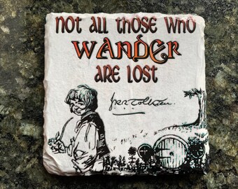 Porta-copos de ardósia com citação de Tolkien: "Nem todos os que vagueiam estão perdidos" (10 x 10 cm)