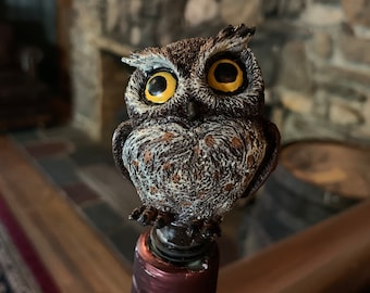 レトロなフクロウの陶器ボトルストッパー：手作りの陶器とシリコンの 