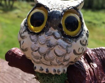 ミニチュアフクロウの彫刻：苔むした木の止まり木に止まる森の樹脂製