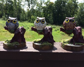 ミニチュアフクロウの彫刻：苔むした木の止まり木に止まる森の樹脂製