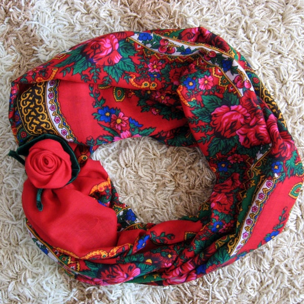 Sciarpa infinita floreale rossa / sciarpa dell'Europa orientale / sciarpa circolare con cappuccio snood / scialle russo ucraino / sciarpa di dichiarazione / spille